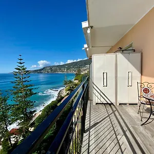 https://appartamento-al-mare-ospedaletti.hotelitalianriviera.com